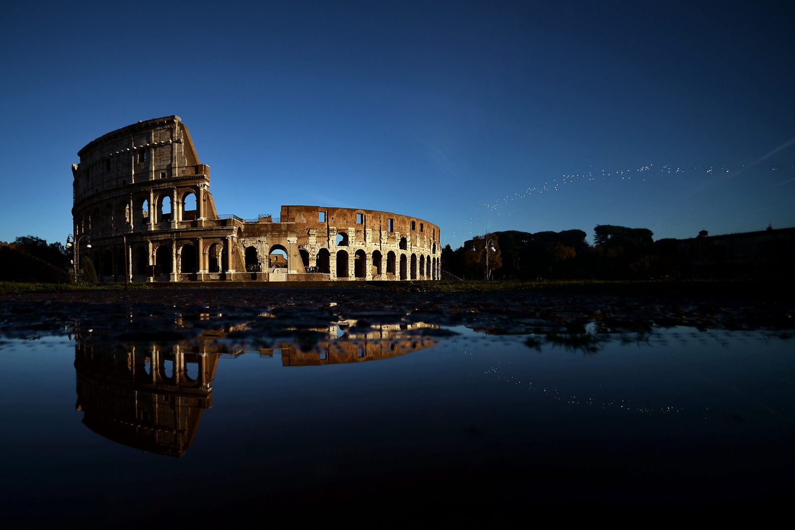The Colosseum is the largest amphitheater in the world and is considered to be Rome´s most popular tourist attraction The Colosseum is the largest amphitheater in the world and is considered to be Rome´s most popular tourist attraction