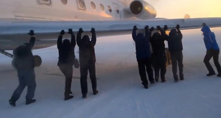 Passengers push Russian plane Siberia