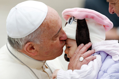 pope kiss baby