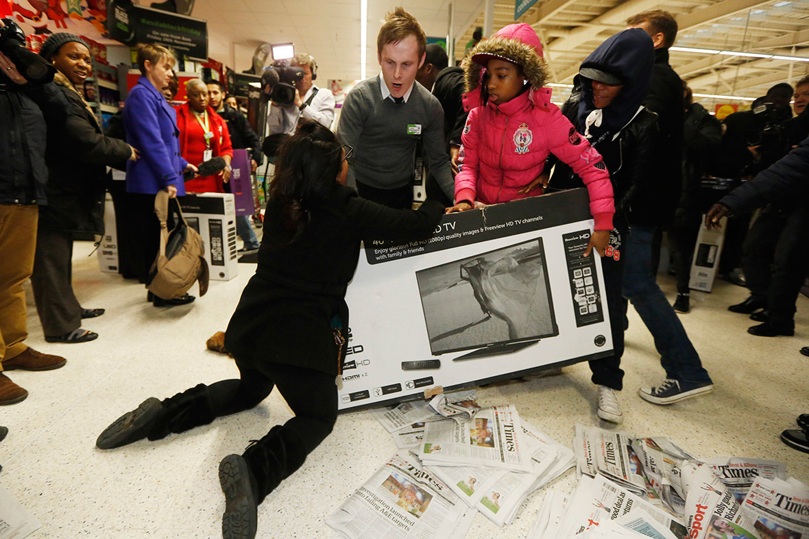 black-friday-frenzy-in-britain-and-the-us-photos-of-shoppers-fighting