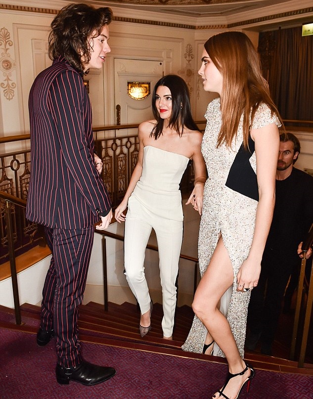 Harry Styles Dating Life One Direction Star Spotted With Kendall Jenner At The Eastern Caribbean