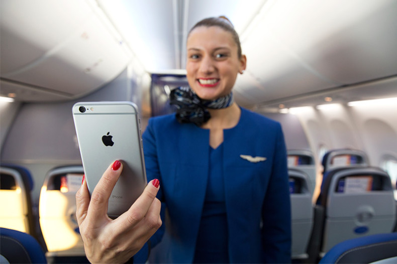 United Airlines gives iPhone 6 Pluses to cabin crew