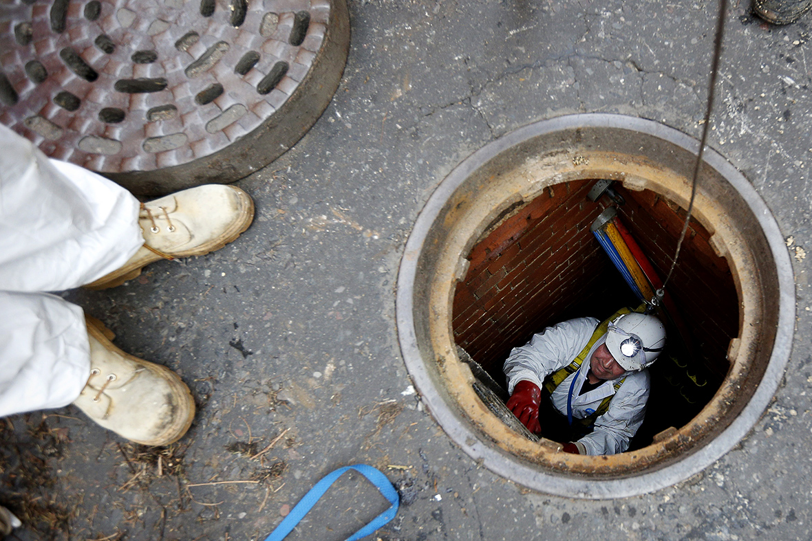 Thames Water workers remove huge fatbergs in London sewer under Whitehall