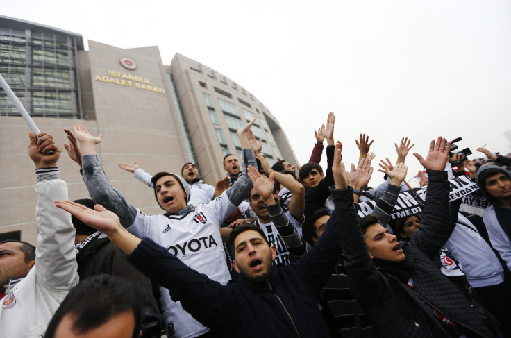 fans protest outside court room