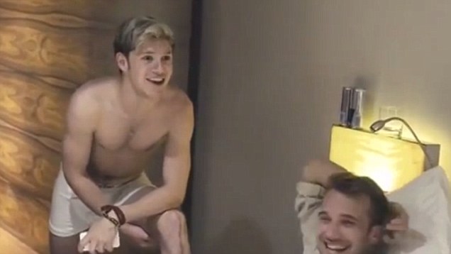 One Direction's Niall Horan caught on camera dancing in his boxer shor...