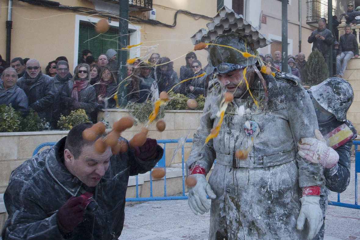 Els Enfarinats flour war spain