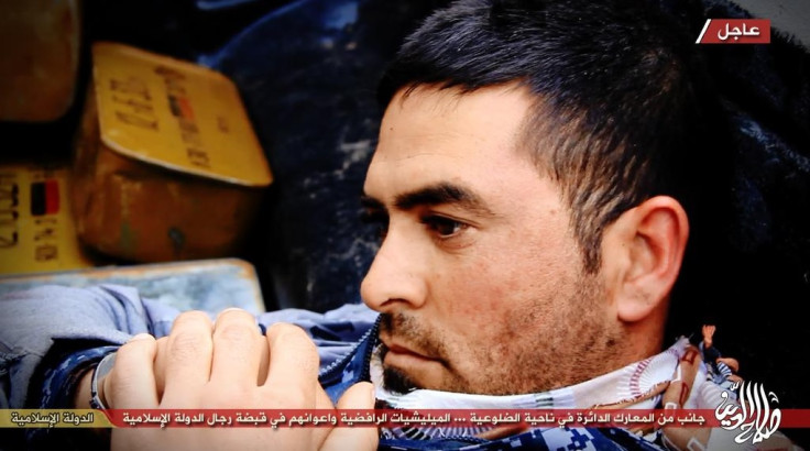 Shi'a soldier captured by Islamic State waits to be executed Shi'a soldier captured by Islamic State waits to be executed