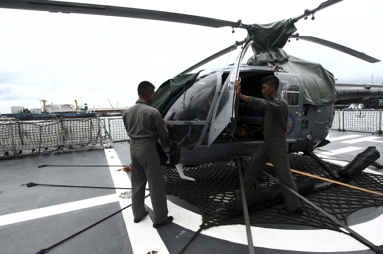 AirAsia QZ8501: Indonesia Widens Search As US And China Send Vessels