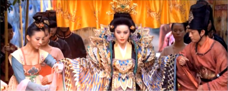 Chines TV show censored off cleavage from sexy periodic drama Empress of China