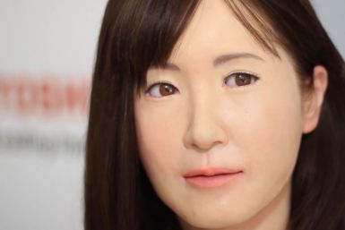 Robot geisha unveiled by Toshiba at CES