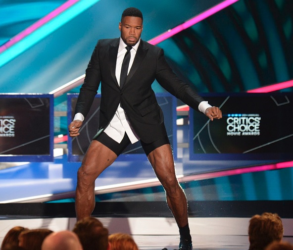 Critics Choice Movie Awards 2015 Michael Strahan Raises The Heat With Magic Mike Striptease 
