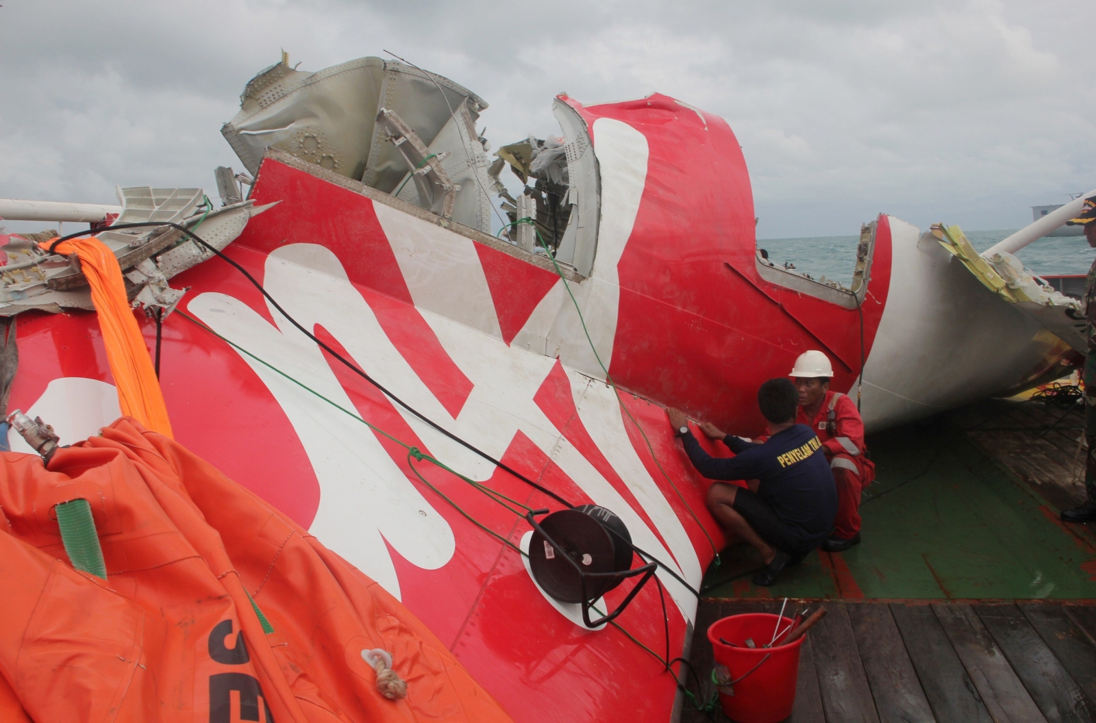 AirAsia QZ8501: Divers Enter Fuselage And Find 6 Bodies At The Bottom ...