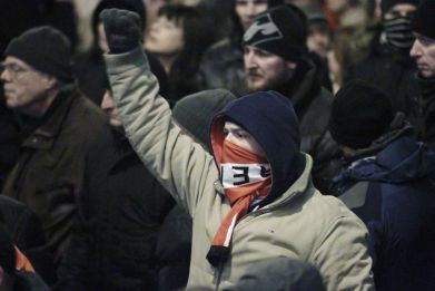 'Nazi salutes' claims as Pegida march through Vienna
