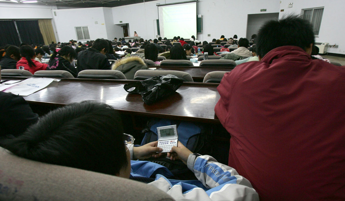 class bored students phones student using points pocket phone classroom app looking boring rewards ibtimes