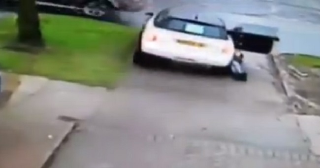 Birmingham: Shocking footage of carjacker stealing woman's Mini and ...
