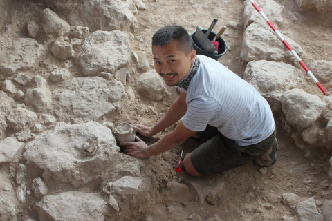 Archaeologist Benjamin removing a complete cooking jug from the fortifications in section Iron IIB