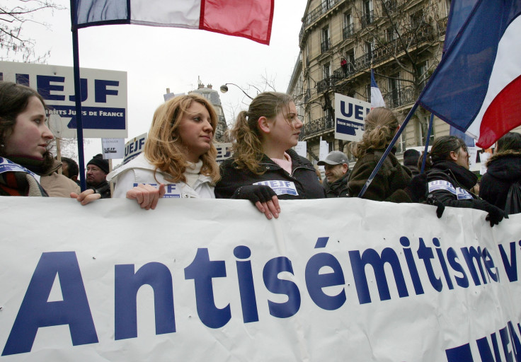 Leaders of the French Jewish community have linked Roland Dumas's comments to anti-Semitic rhetoric used by National Front leader Le Pen