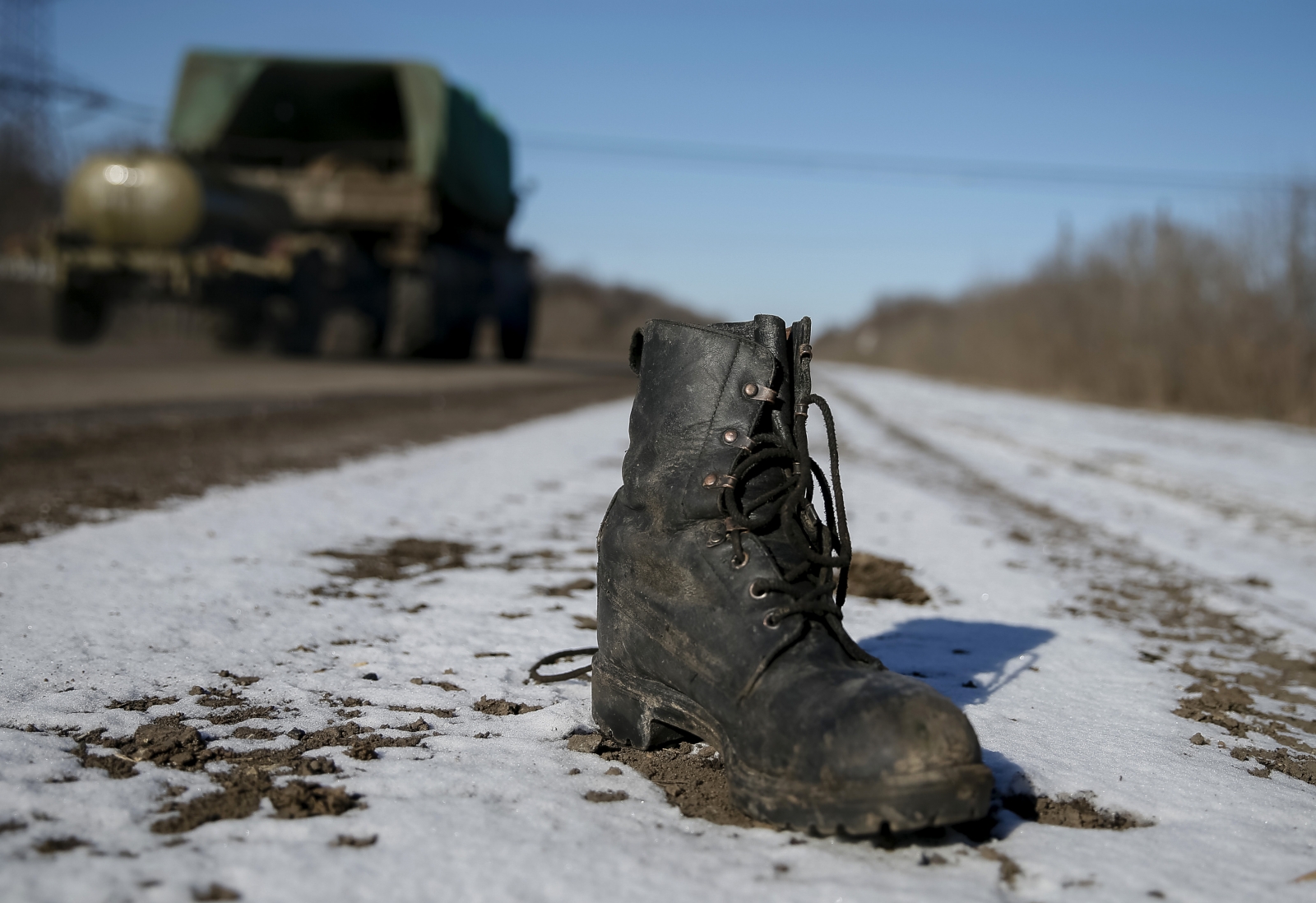 Debaltseve: Ukraine President Petro Poroshenko pulls troops out of ...