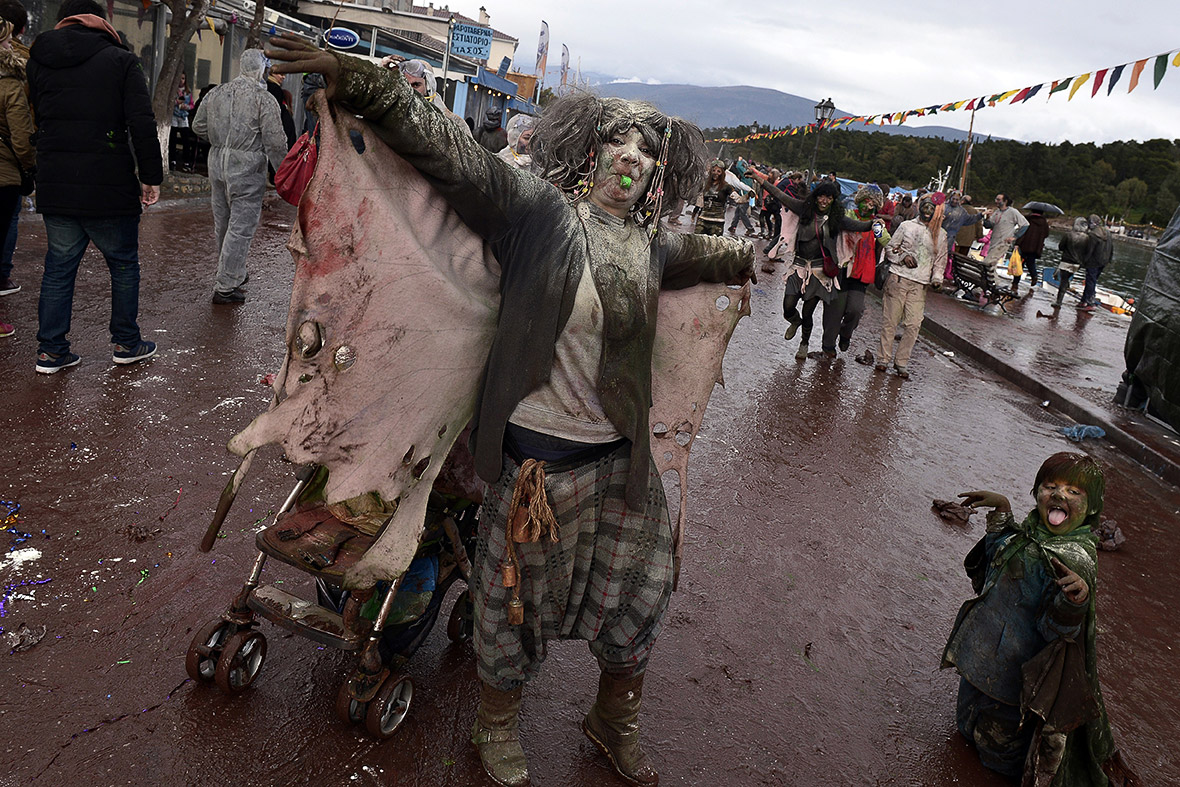 Greece: Galaxidi flour war celebrates end of carnival 
