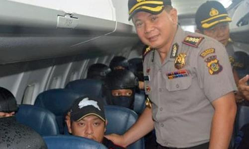 Andrew Chan with officer Utomo