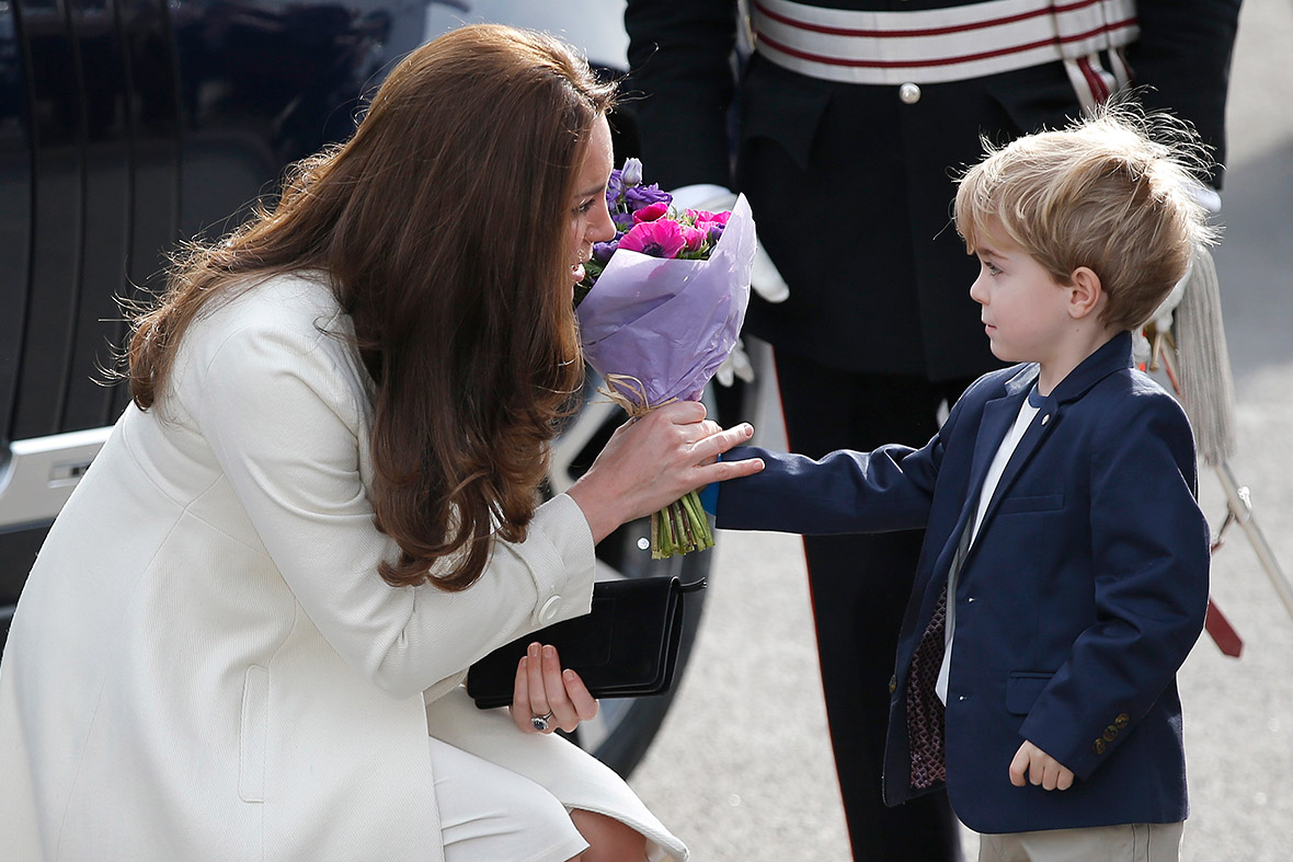 Kate Middleton: Pregnant Duchess of Cambridge visits Downton Abbey set ...