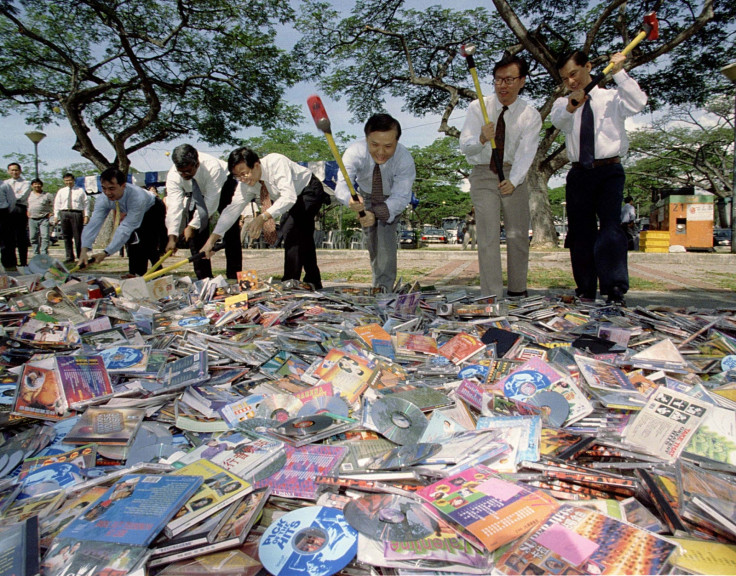 Ministers smash pirated CDs in Singapore