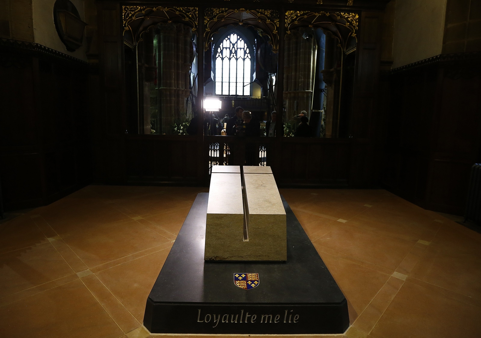 Tomb of Richard III unveiled at Leicester Cathedral