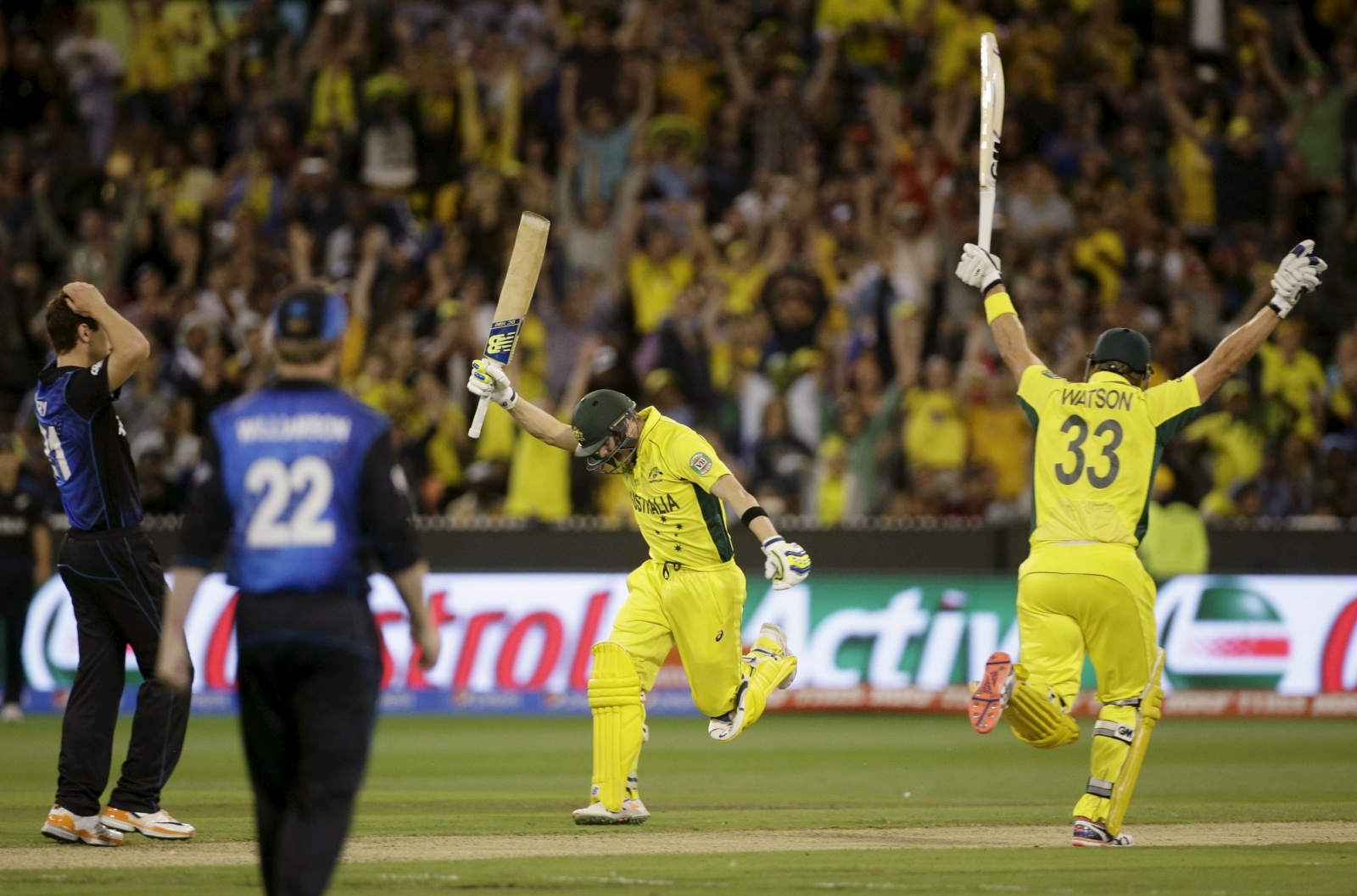 Australian Cricket Team Show Off Their World Cup Trophy