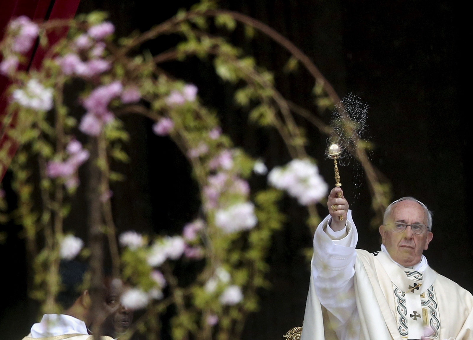 Watch live Pope Francis celebrates Easter Mass before thousands of