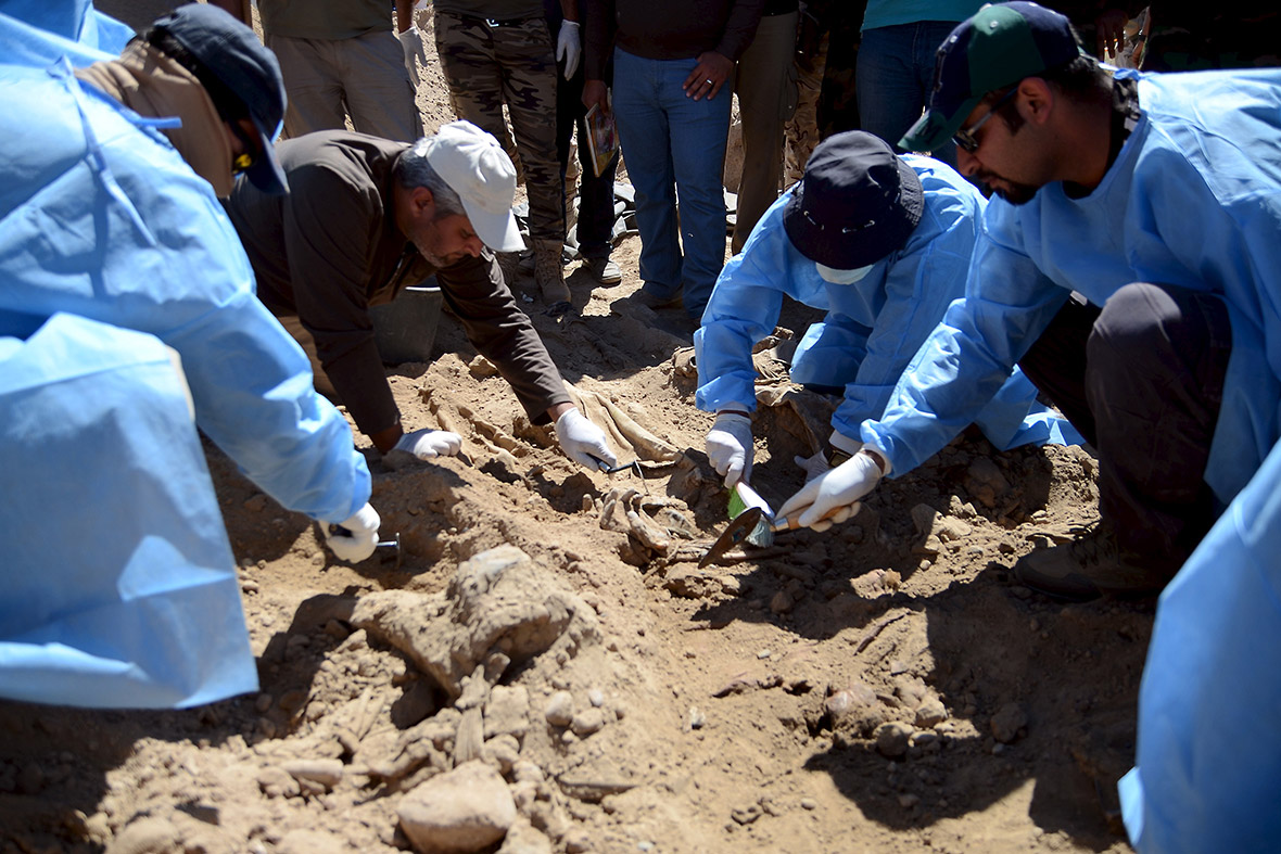 Iraq: Exhuming Mass Graves Of 1,700 Soldiers Slaughtered By Isis In ...