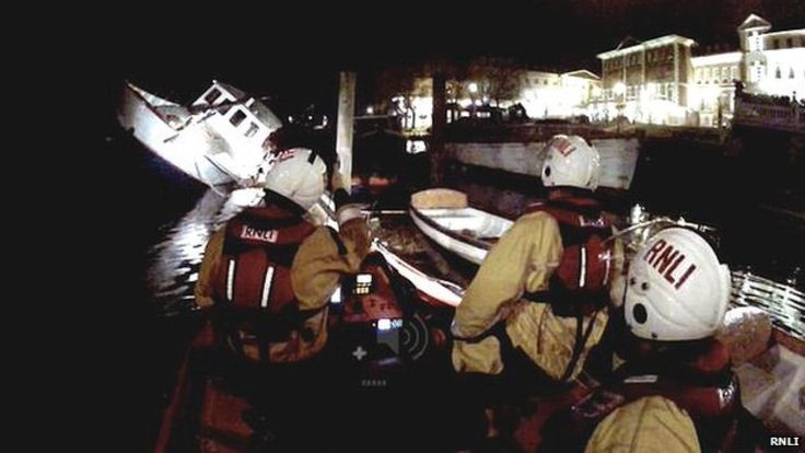 Floating restaurant in Richmond sinks