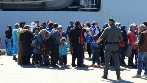 Migrants arrive Sicily