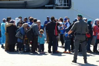 Migrants arrive Sicily