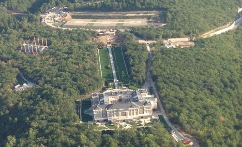 Aerial shot of Putin's palace.