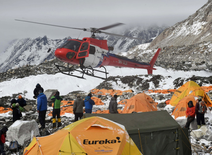 Rescue teams Everest