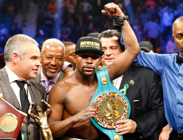 Floyd Mayweather defeats Manny Pacquiao