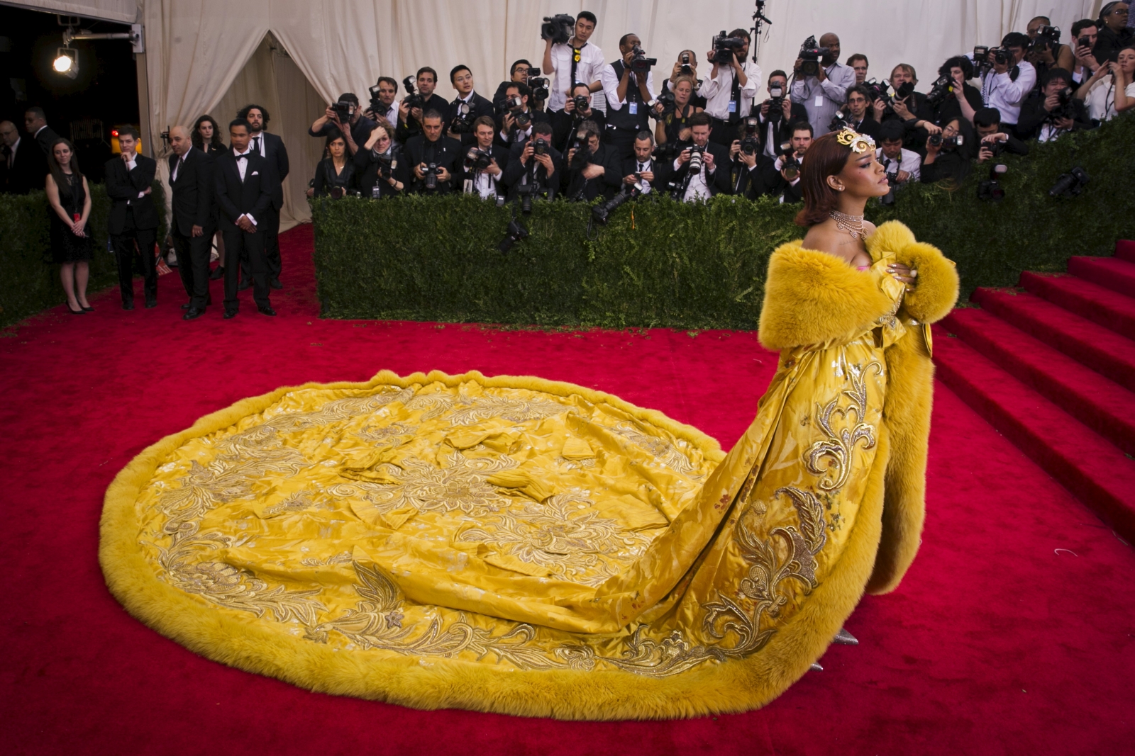 Met Gala 2015: Rihanna's yellow dress triggers hilarious memes | IBTimes UK