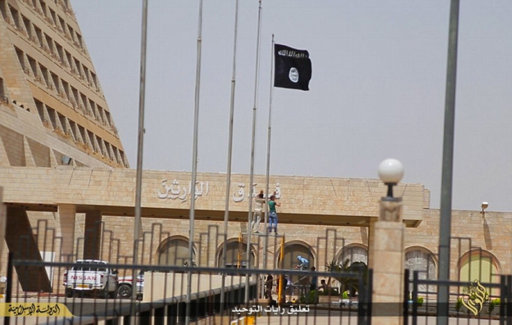 isis raises its flag