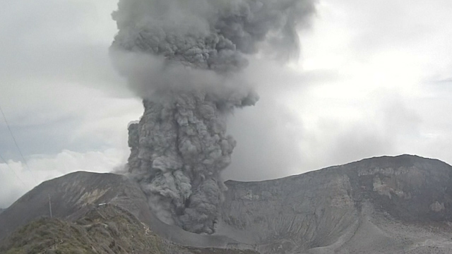 Costa Rica: Turrialba Volcano eruption lasts an hour spreading ash to ...