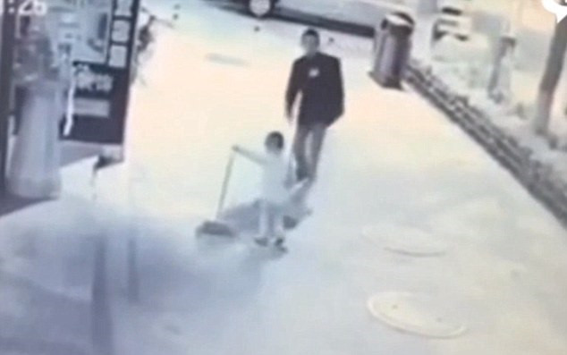 Video of child attacked by stranger Video of child attacked by stranger