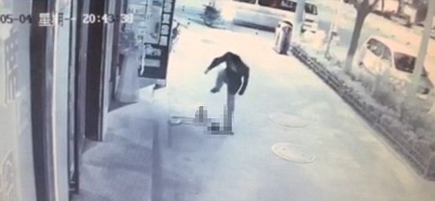Video of toddler attacked by stranger Video of toddler attacked by stranger