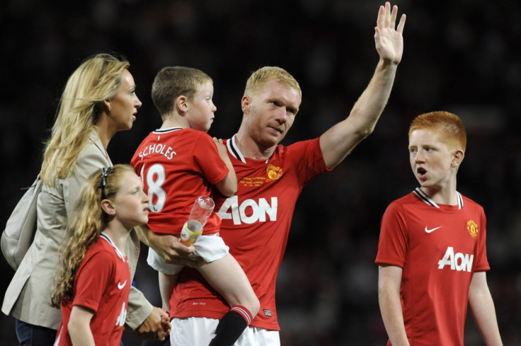 Manchester United's Scholes waves to the crowd with his family after his testimonial match against New York Cosmos