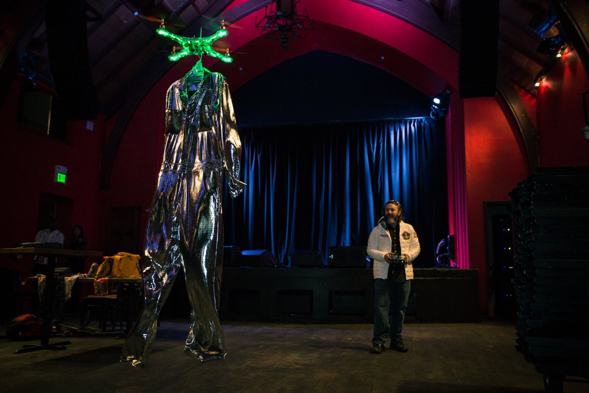 Prestigio Pekkadillo para ver Drones wear the clothes at Silicon Valley catwalk show