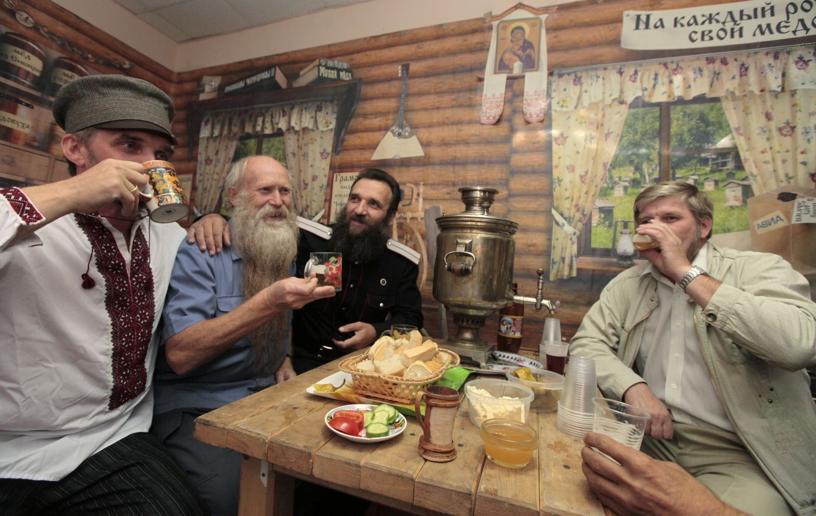 Русские мужики пьют. Застолье в деревне. Пивное застолье. Пиво в деревне.