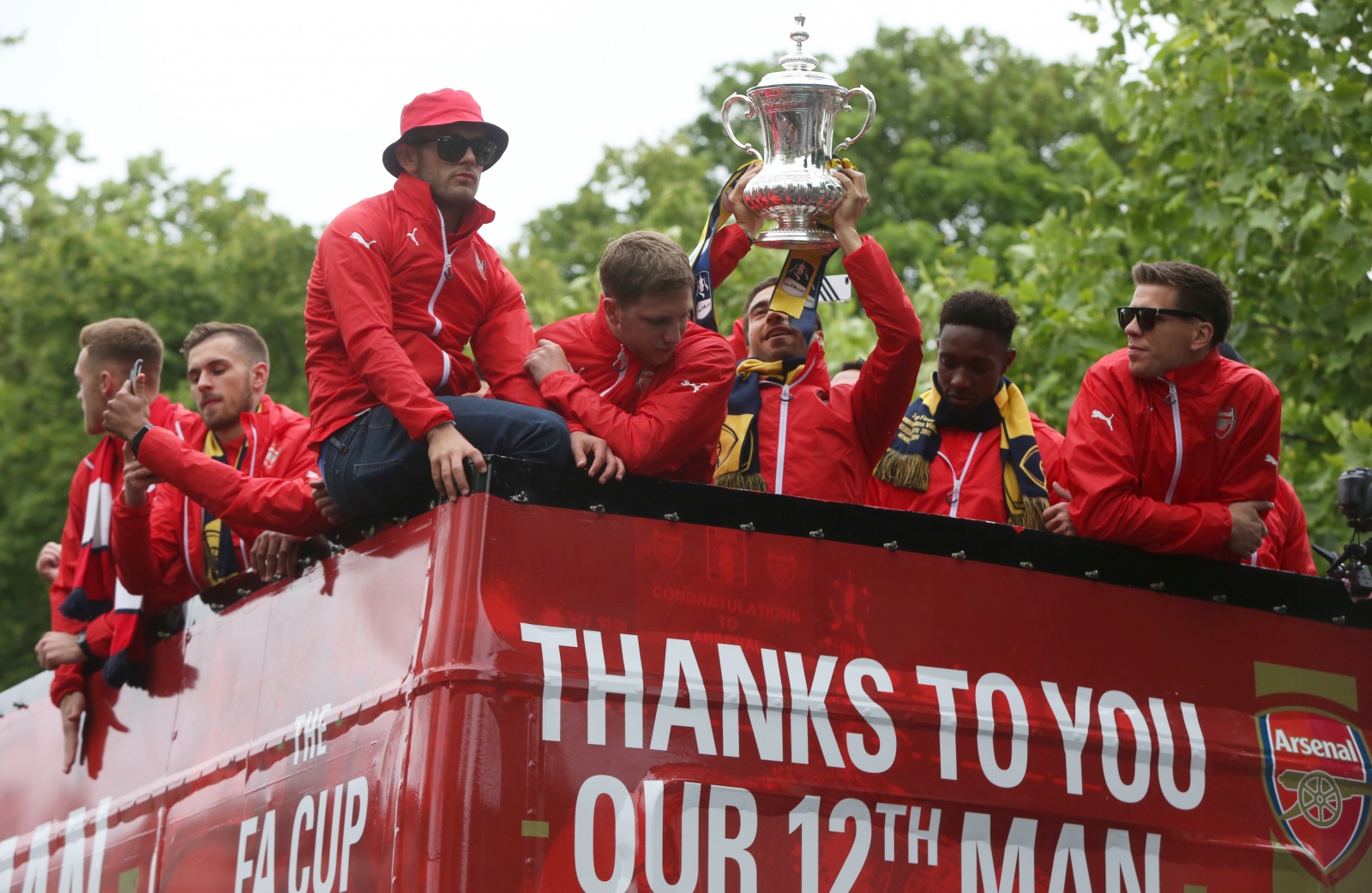 Arsenal Thousands of fans watch team parade FA Cup trophy through London