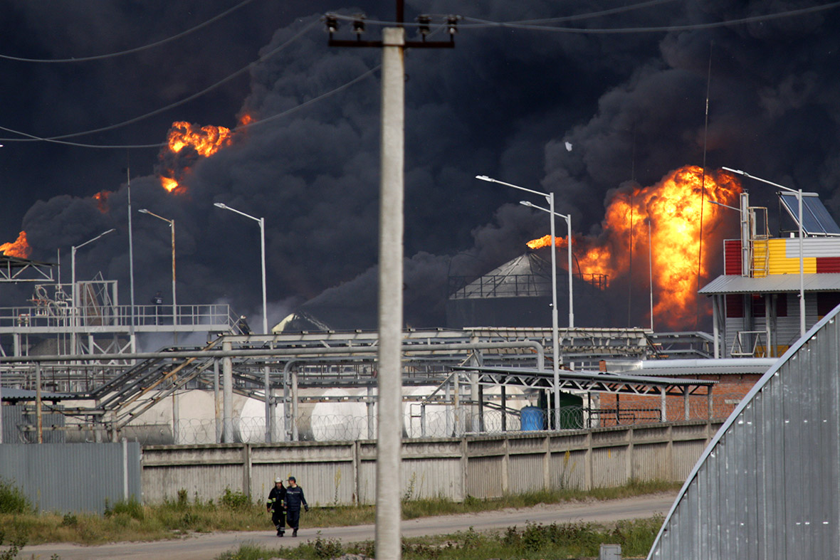 Курск где горит нефтебаза. Пожар на нефтебазе под Киевом 2015. Пожар на нефтебазе под Киевом. Нефтехранилища Украины. В Николаеве пожар на нефтебазе.