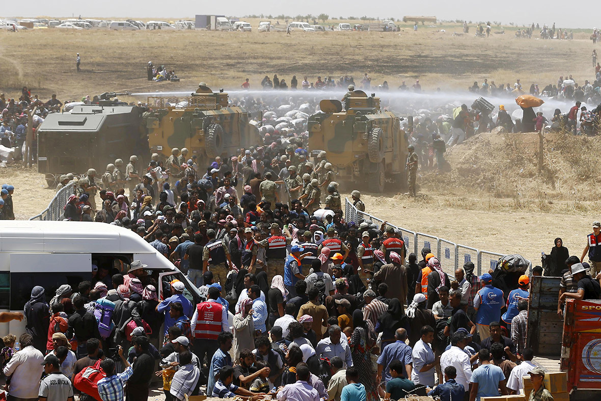 Syria: Thousands of refugees fleeing battle between Kurds ...