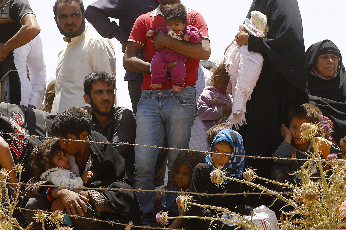 Syria: Thousands of refugees fleeing battle between Kurds 