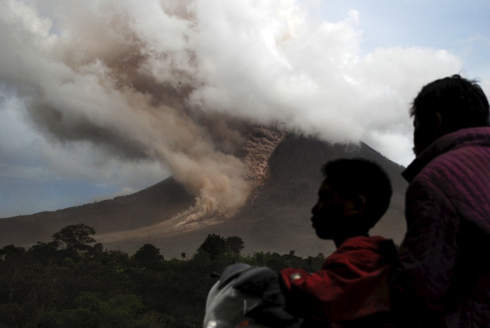 Indonesia: Thousands Flee Volcanic Eruption | IBTimes UK