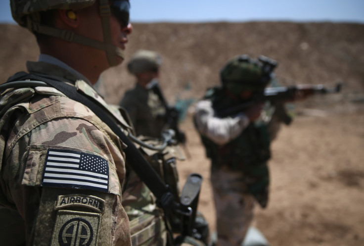 US troop looks on as Iraqi recruitstrain